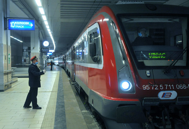 Више кондуктера него путника, у возу од Београда до Вршца само једна жена: Престоница и остали градови поново повезани међуградским превозом